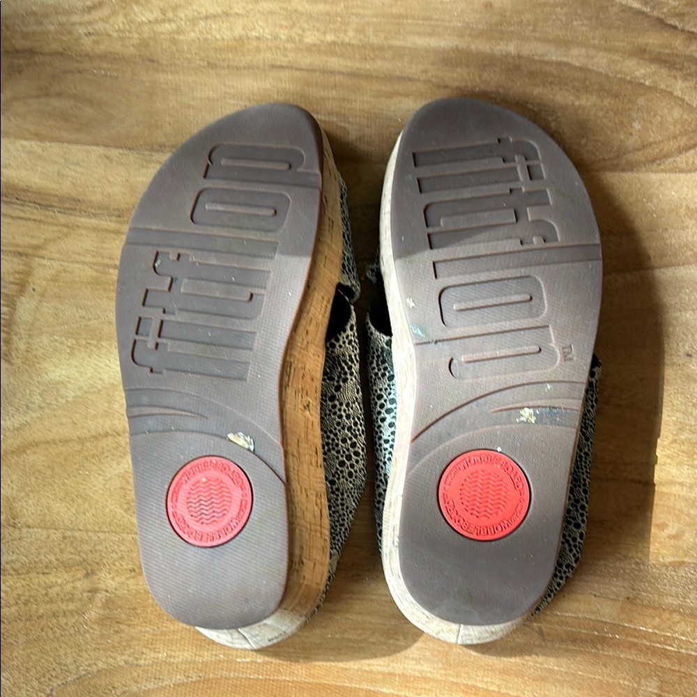 Fitflop slide Sandals with textured black and crème straps - Picture 2 of 3